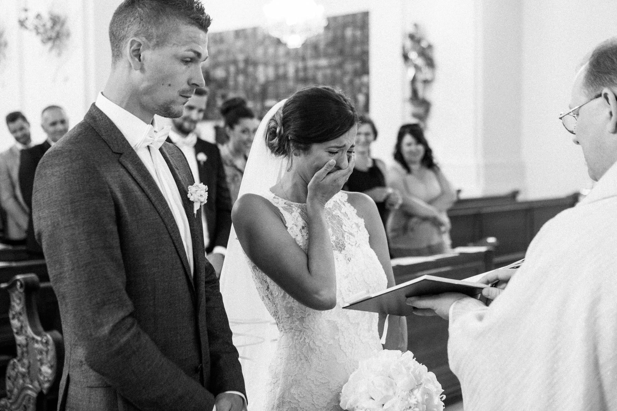 Hochzeit Verena & Mathias, Gut Mergenthau, Kissing - Hochzeitsreportage fotografiert von Yvonne & Rolland Photography