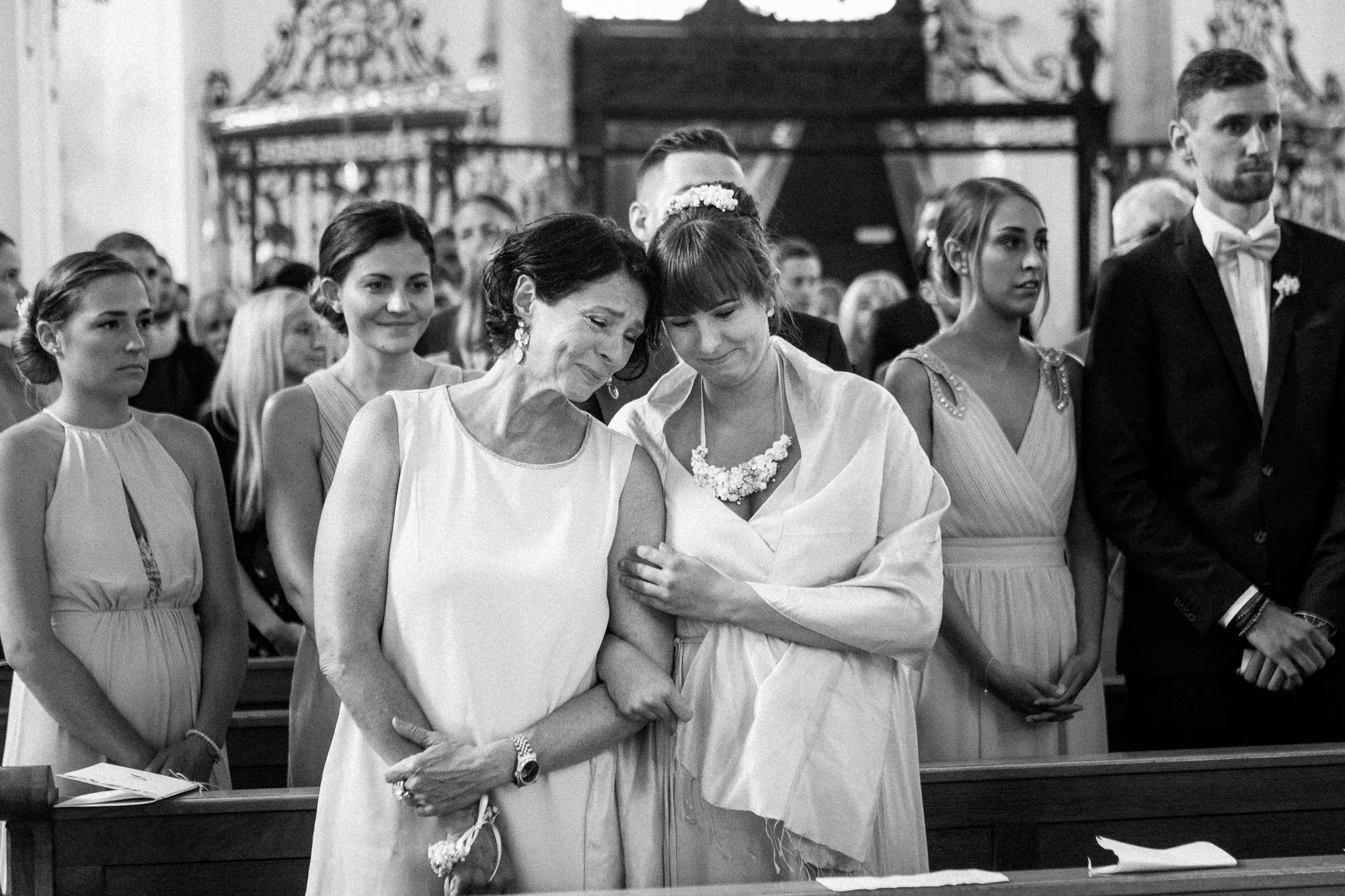 Hochzeit Verena & Mathias, Gut Mergenthau, Kissing - Hochzeitsreportage fotografiert von Yvonne & Rolland Photography