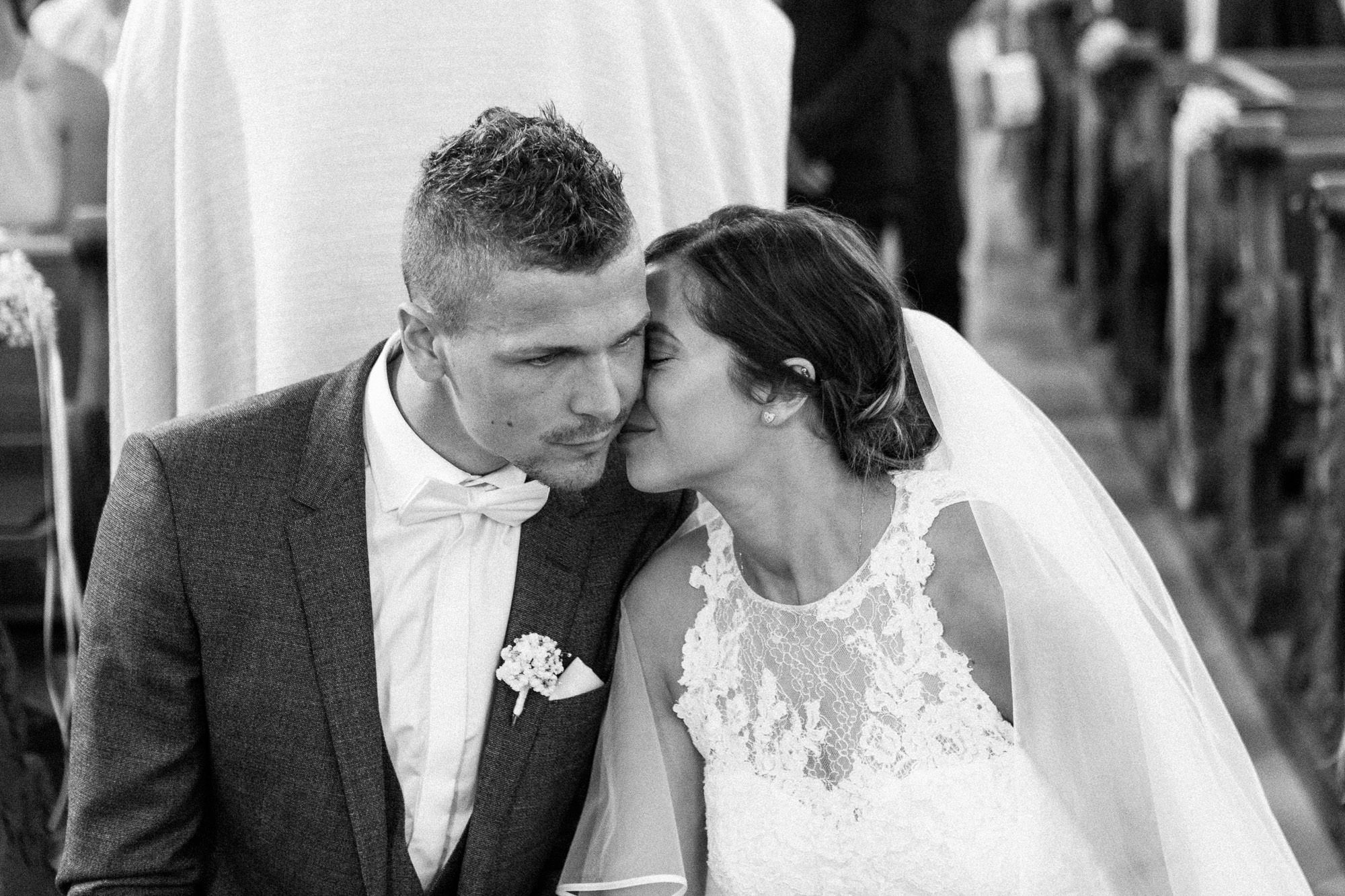 Hochzeit Verena & Mathias, Gut Mergenthau, Kissing - Hochzeitsreportage fotografiert von Yvonne & Rolland Photography