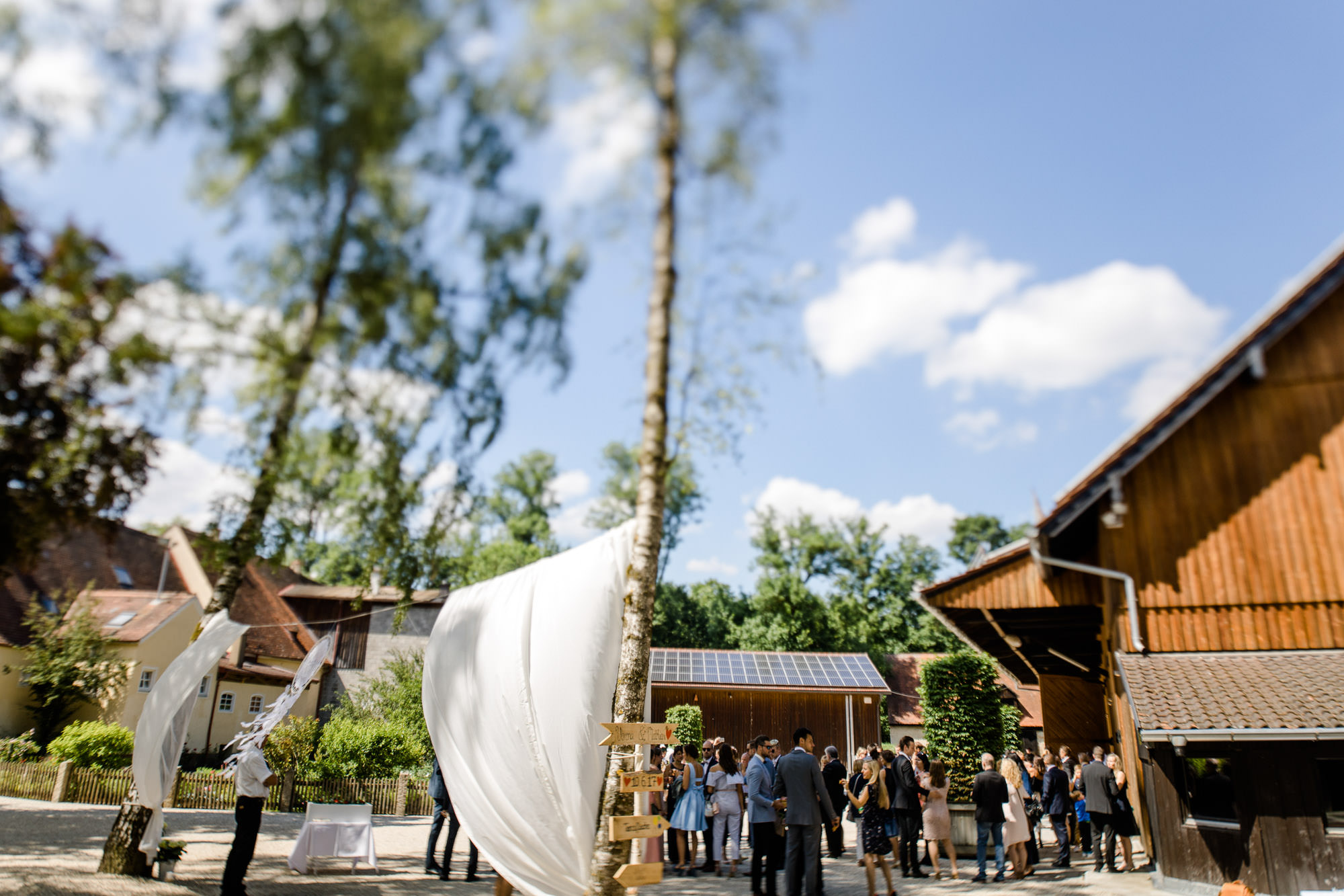 Hochzeit Verena & Mathias, Gut Mergenthau, Kissing - Hochzeitsreportage fotografiert von Yvonne & Rolland Photography