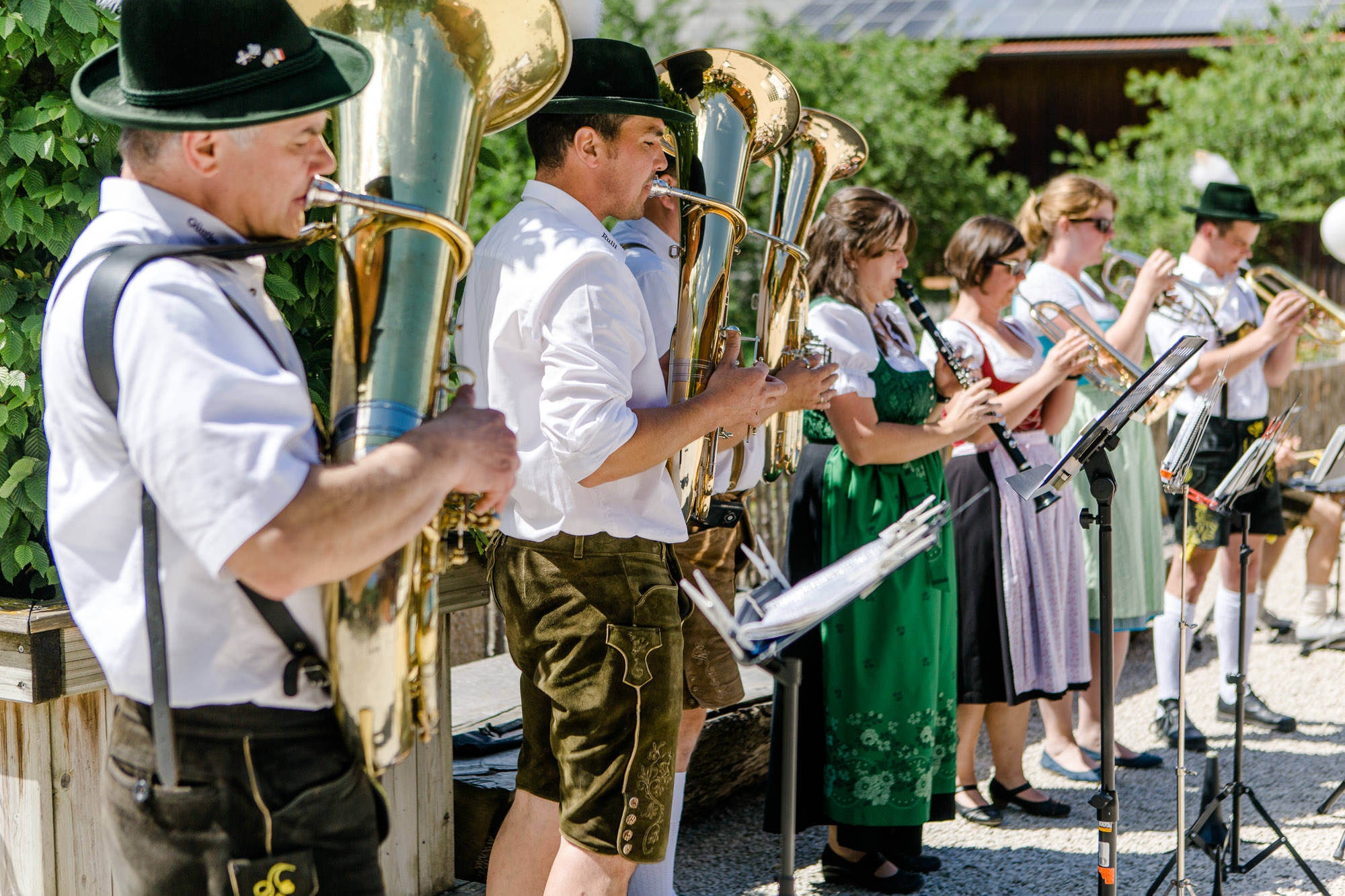 Hochzeit Verena & Mathias, Gut Mergenthau, Kissing - Hochzeitsreportage fotografiert von Yvonne & Rolland Photography