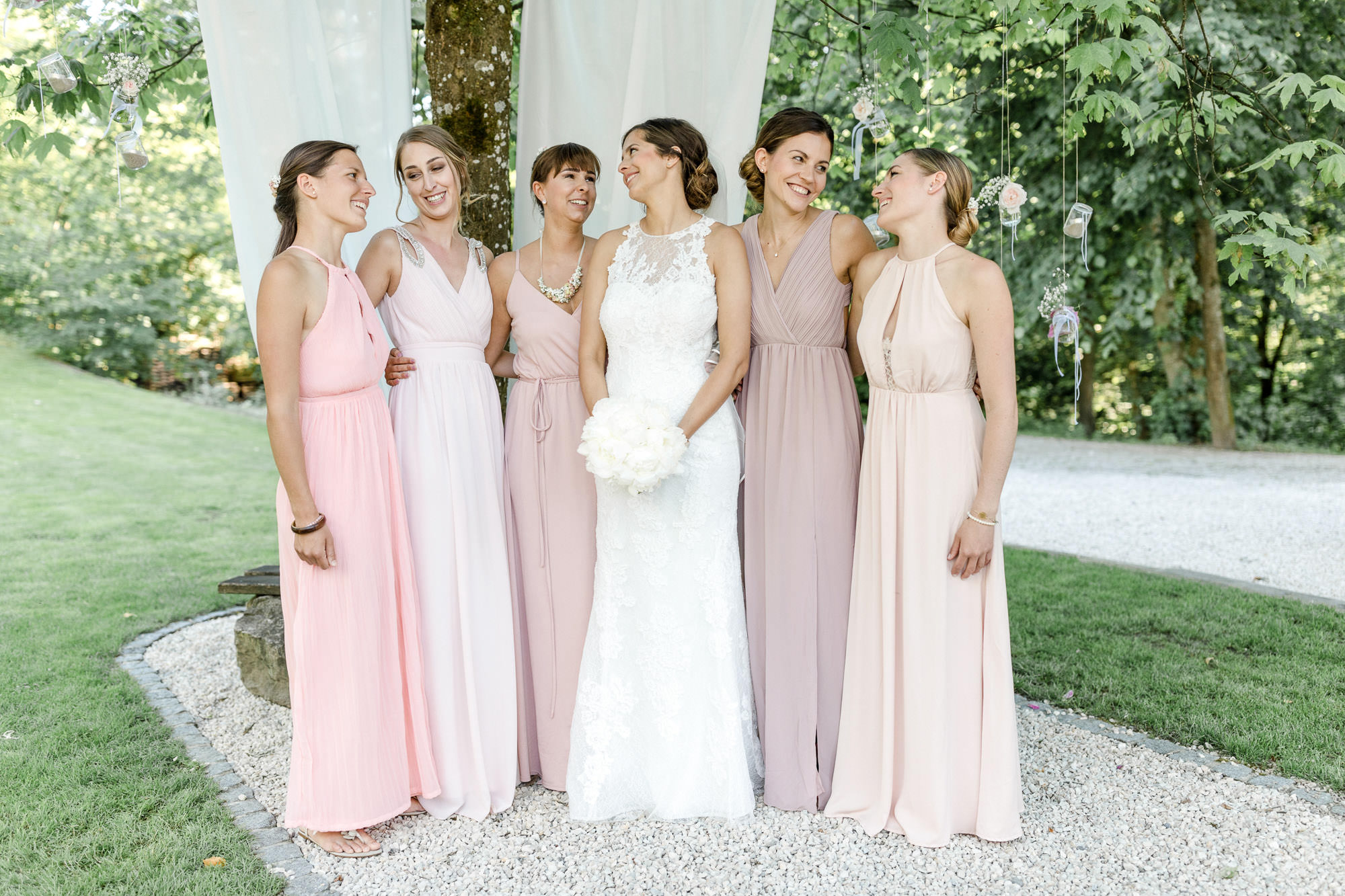 Hochzeit Verena & Mathias, Gut Mergenthau, Kissing - Hochzeitsreportage fotografiert von Yvonne & Rolland Photography