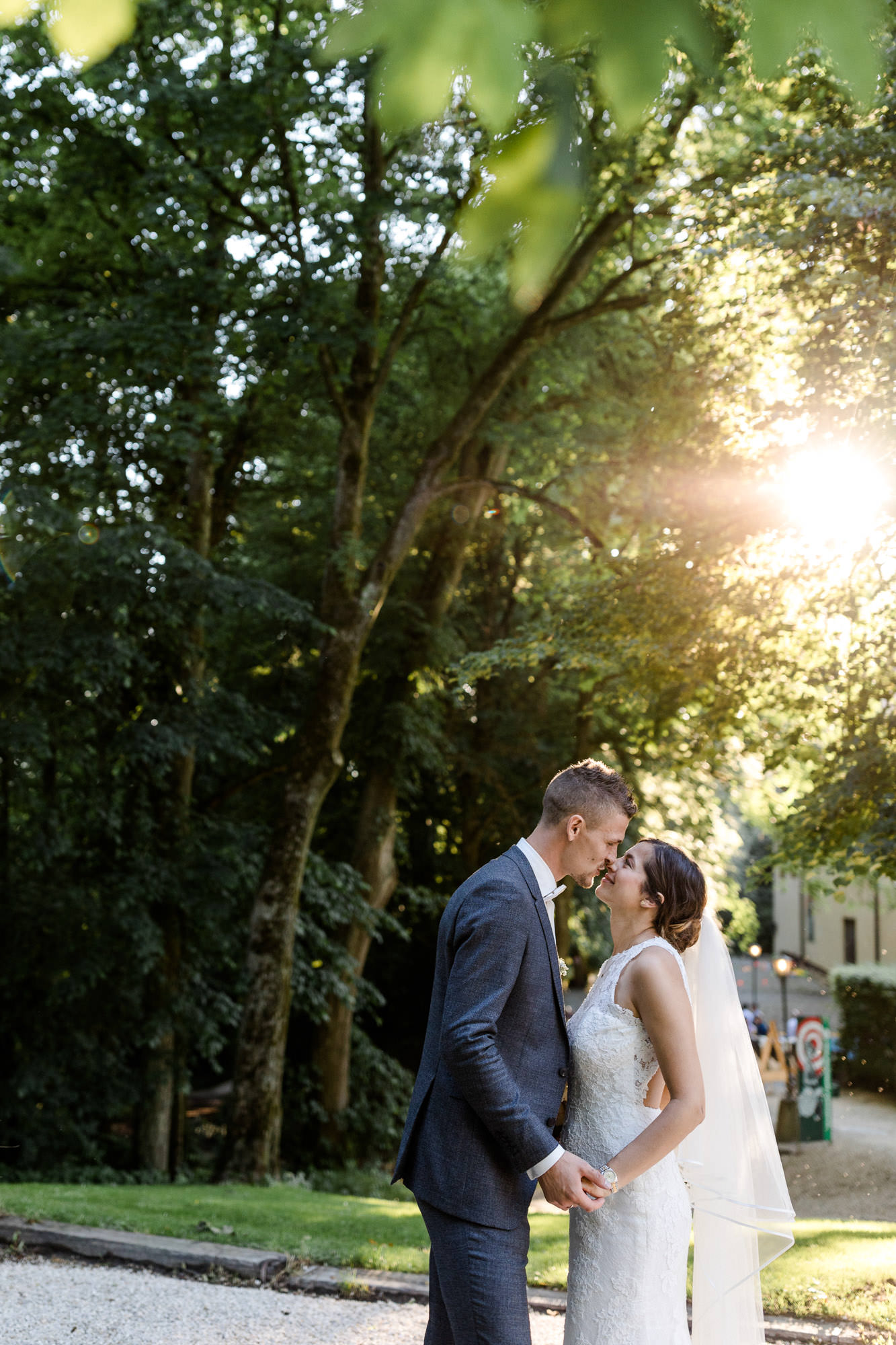 Hochzeit Verena & Mathias, Gut Mergenthau, Kissing - Hochzeitsreportage fotografiert von Yvonne & Rolland Photography