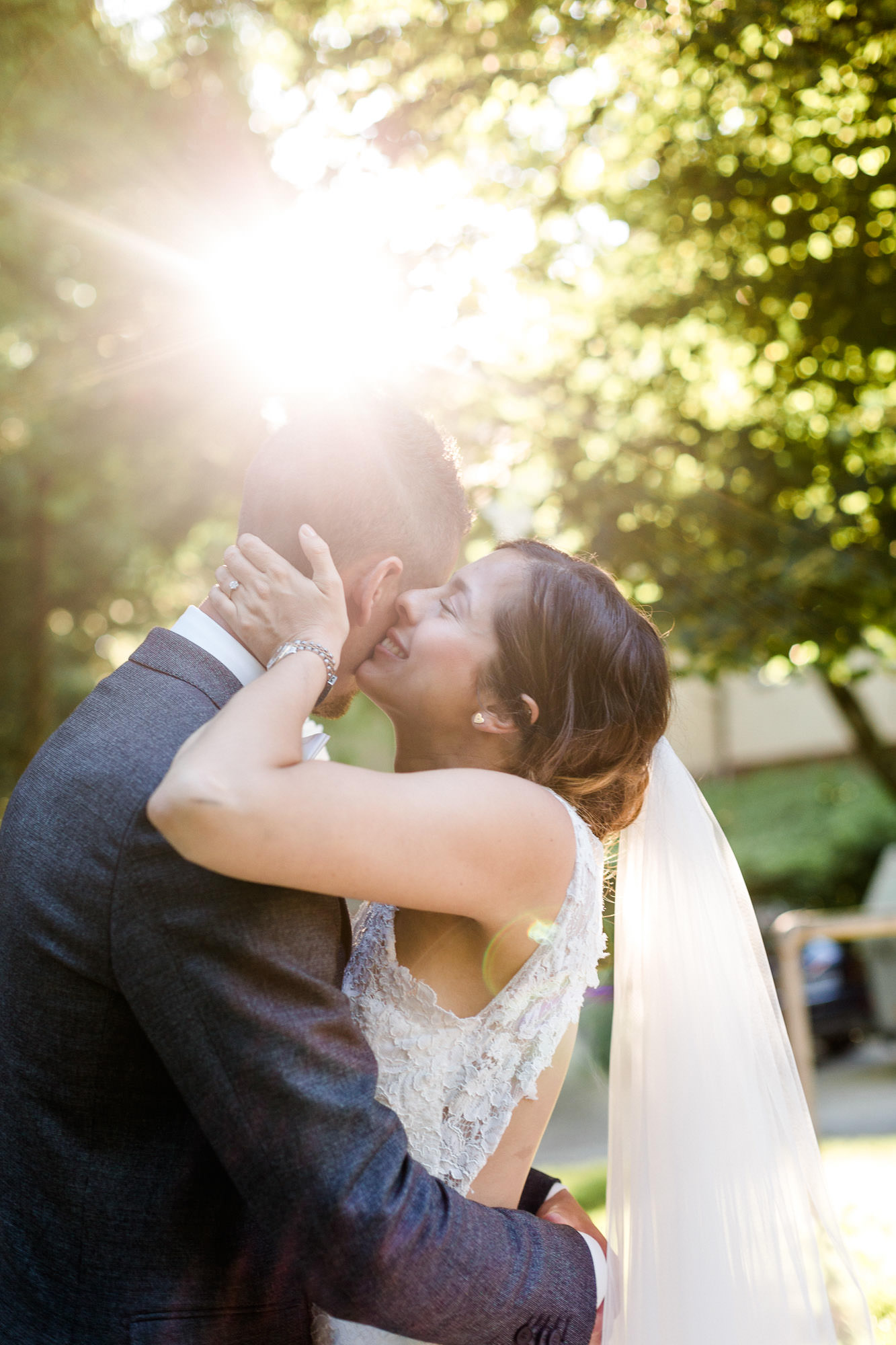Hochzeit Verena & Mathias, Gut Mergenthau, Kissing - Hochzeitsreportage fotografiert von Yvonne & Rolland Photography