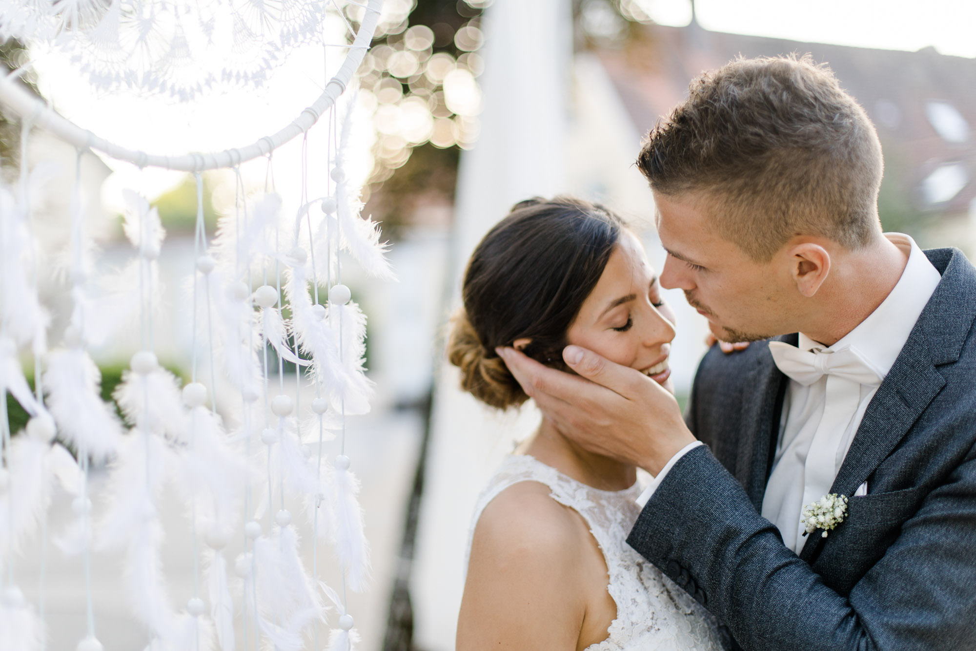 Hochzeit Verena & Mathias, Gut Mergenthau, Kissing - Hochzeitsreportage fotografiert von Yvonne & Rolland Photography