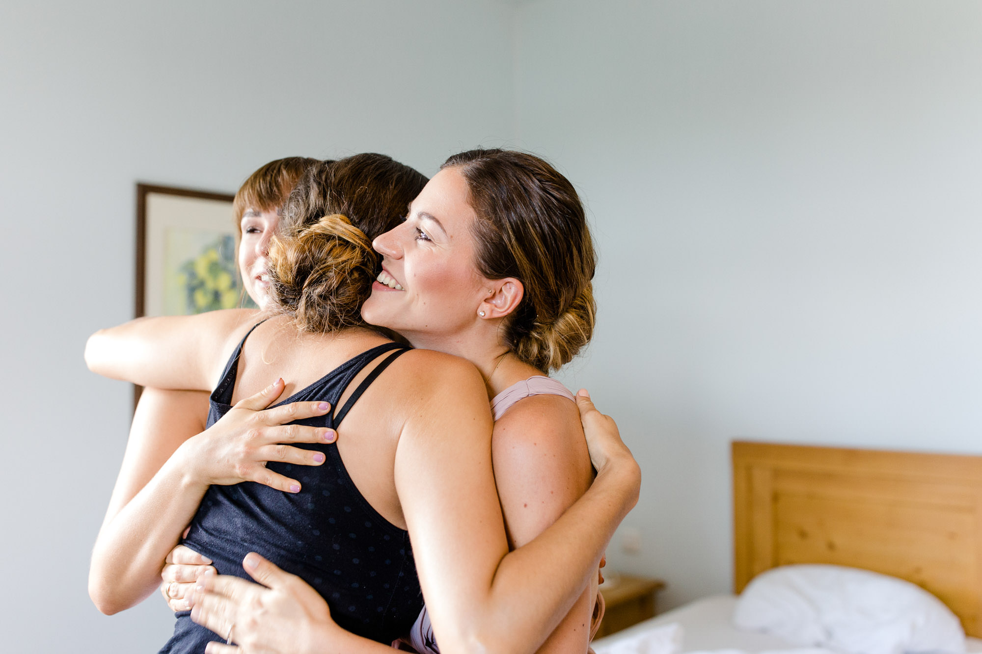 Hochzeit Verena & Mathias, Gut Mergenthau, Kissing - Hochzeitsreportage fotografiert von Yvonne & Rolland Photography
