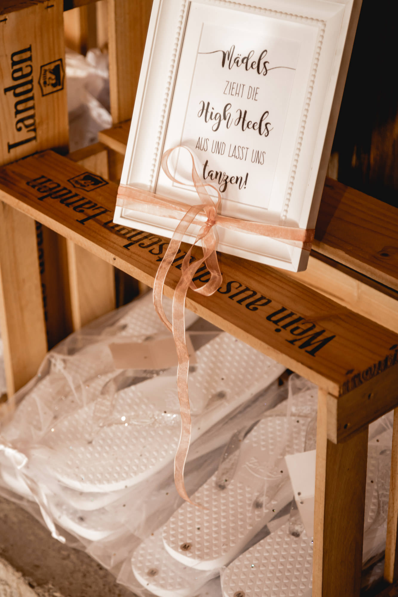 Hochzeit Verena & Mathias, Gut Mergenthau, Kissing - Hochzeitsreportage fotografiert von Yvonne & Rolland Photography