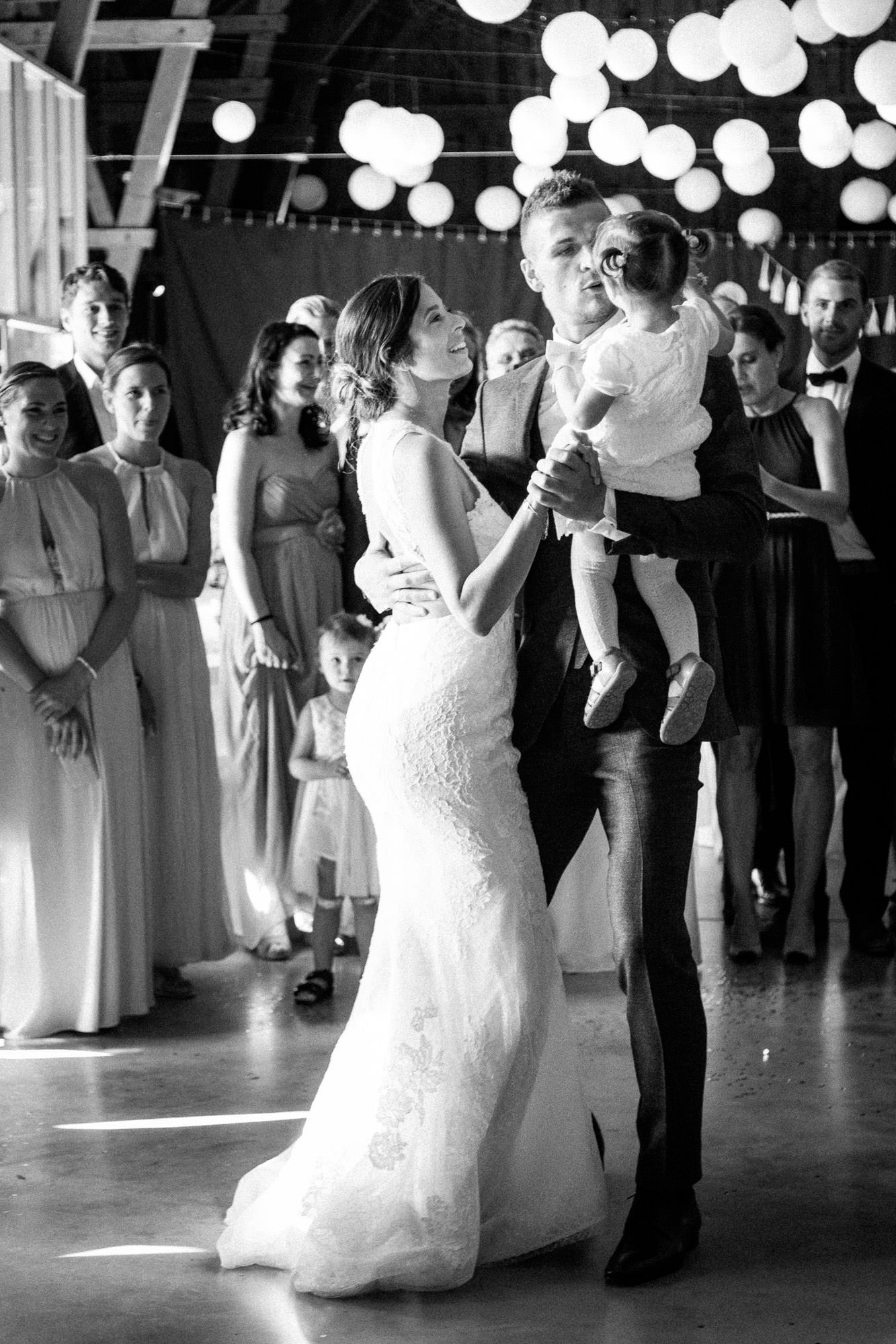 Hochzeit Verena & Mathias, Gut Mergenthau, Kissing - Hochzeitsreportage fotografiert von Yvonne & Rolland Photography