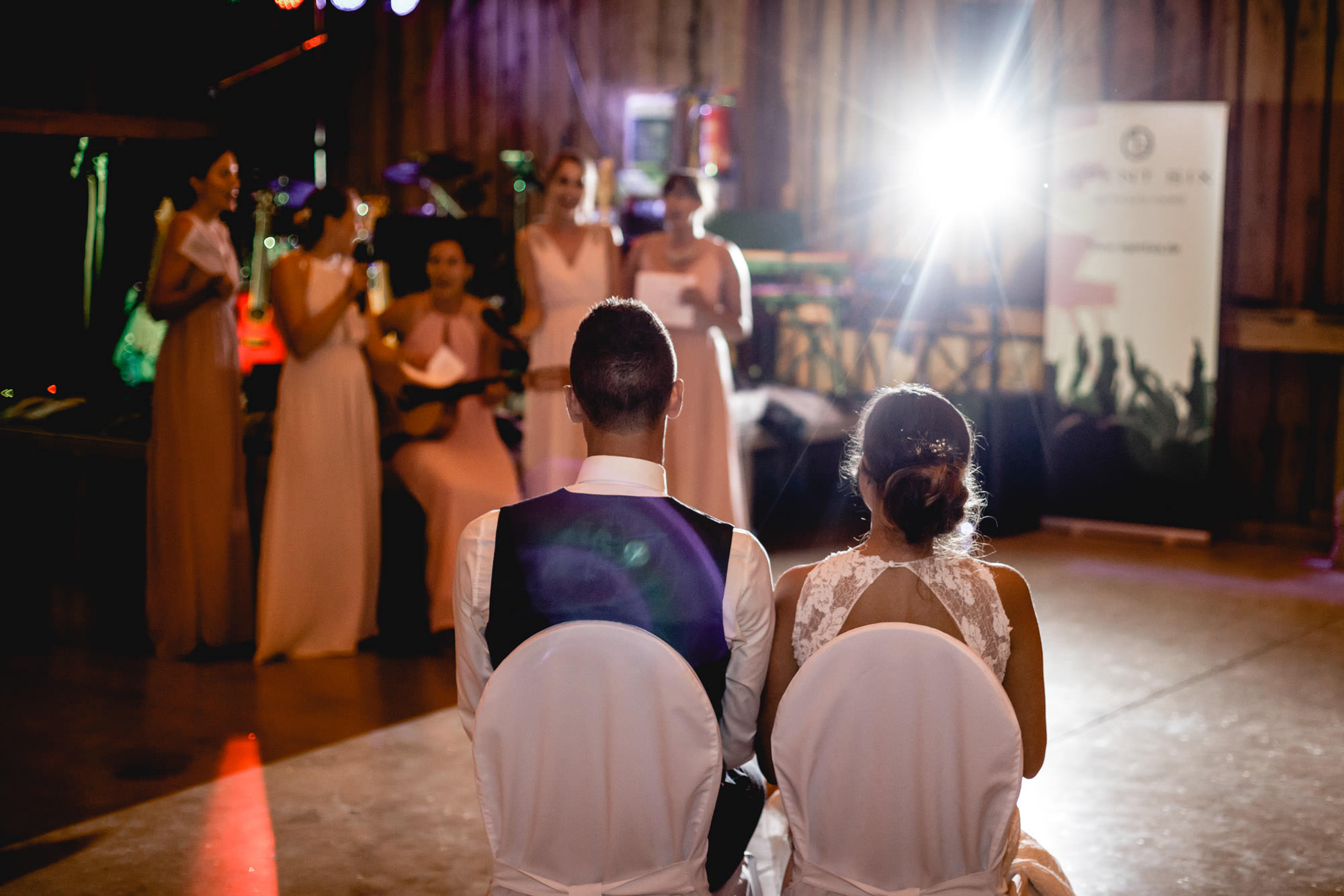 Hochzeit Verena & Mathias, Gut Mergenthau, Kissing - Hochzeitsreportage fotografiert von Yvonne & Rolland Photography