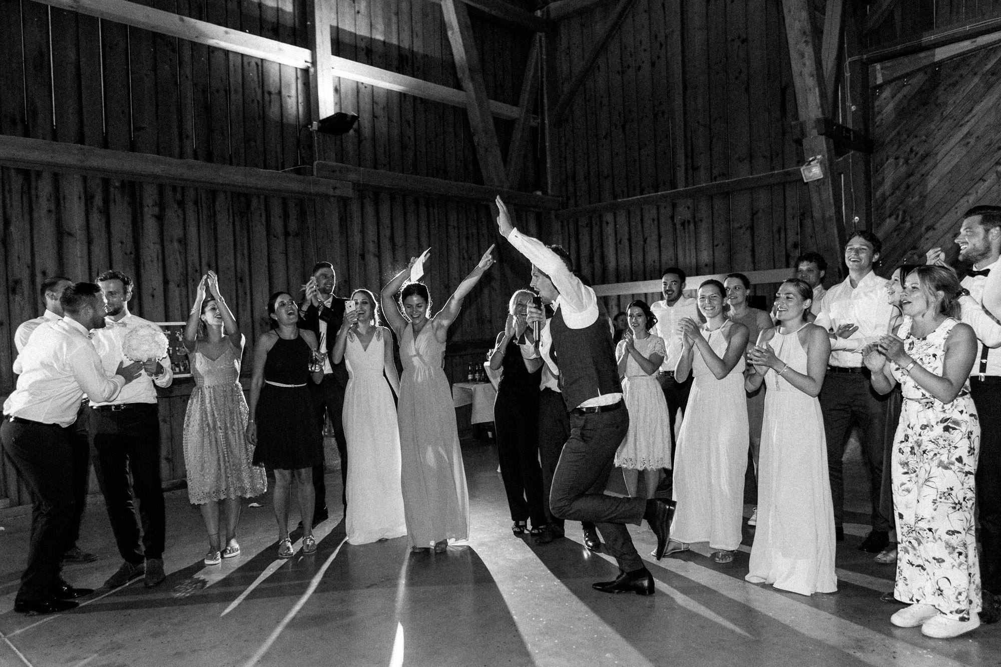 Hochzeit Verena & Mathias, Gut Mergenthau, Kissing - Hochzeitsreportage fotografiert von Yvonne & Rolland Photography