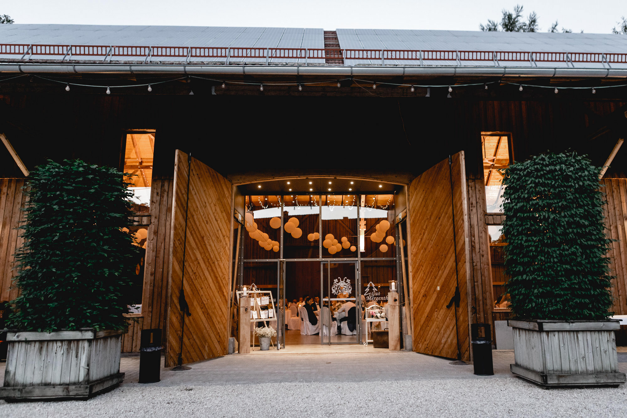 Hochzeit Verena & Mathias, Gut Mergenthau, Kissing - Hochzeitsreportage fotografiert von Yvonne & Rolland Photography