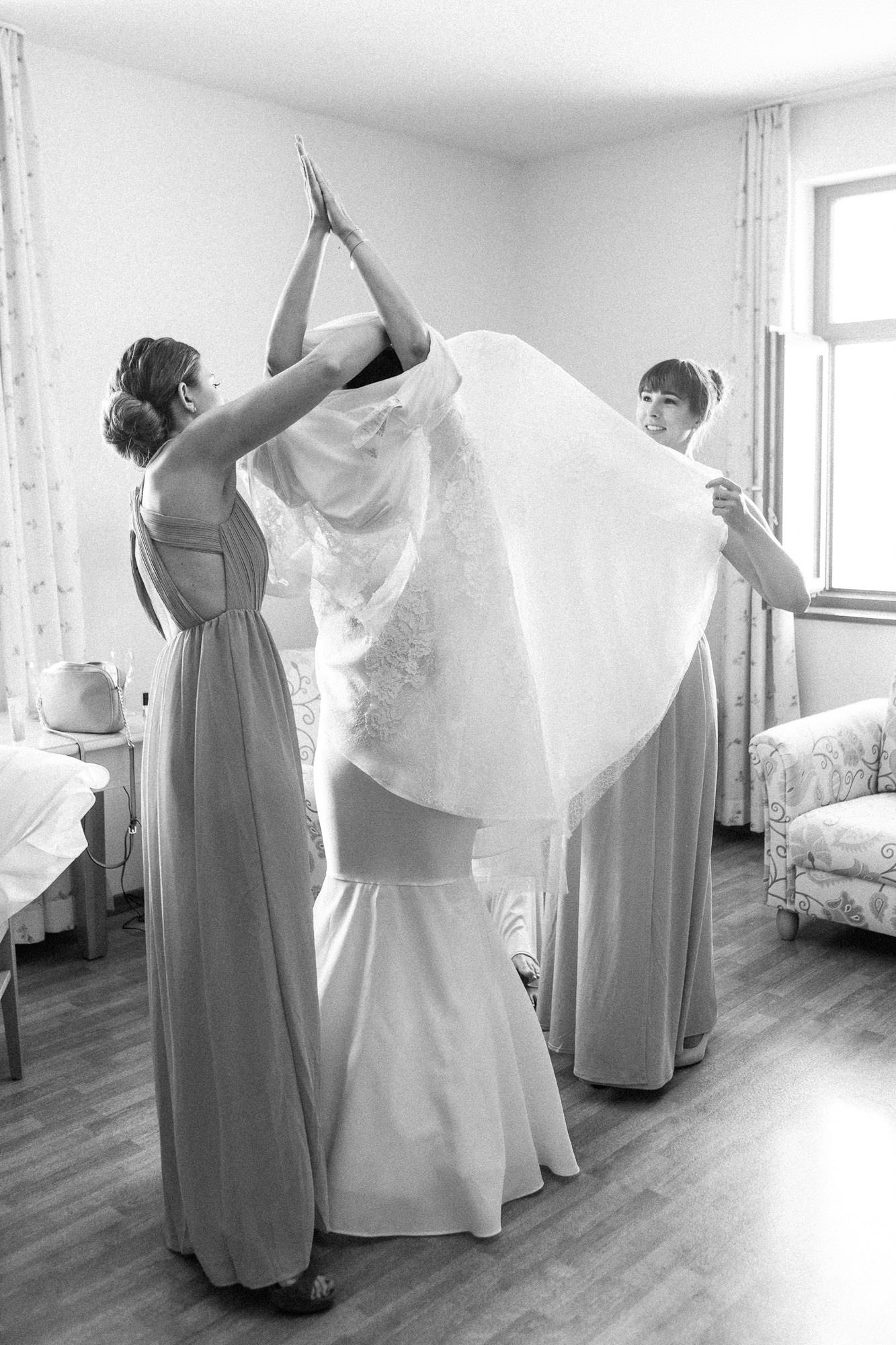 Hochzeit Verena & Mathias, Gut Mergenthau, Kissing - Hochzeitsreportage fotografiert von Yvonne & Rolland Photography