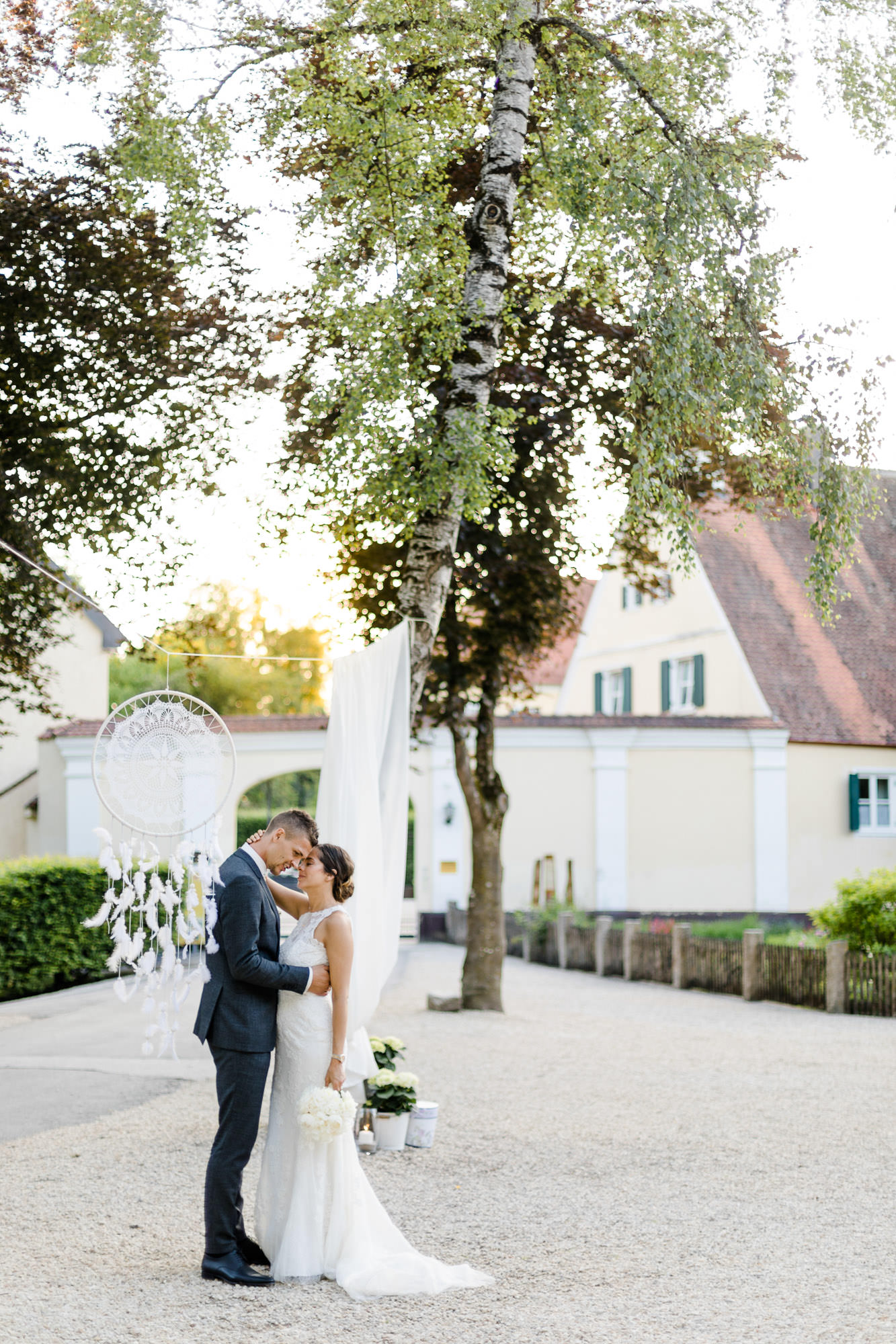 Hochzeit Verena & Mathias, Gut Mergenthau, Kissing - Hochzeitsreportage fotografiert von Yvonne & Rolland Photography